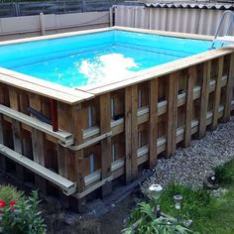 5. Monte uma estrutura forte para sua piscina de paletes ser resistente. – Foto: Pinterest