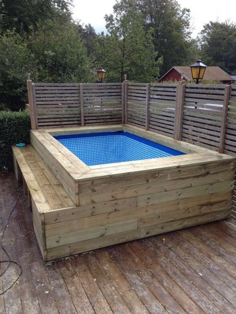 9. A piscina de paletes pequena também é ótima para se refrescar nos dias quentes! – Foto: Pinterest