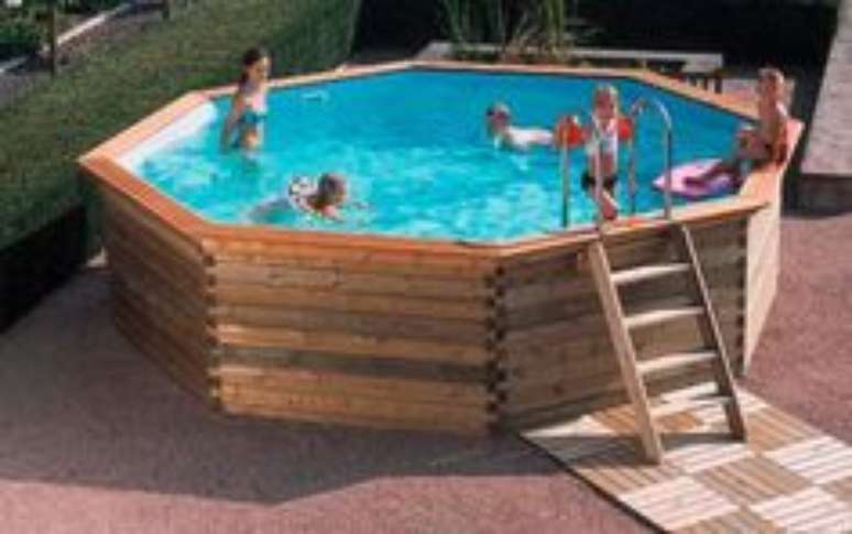 13. Se a piscina for muito profunda, coloque uma pequena escada para que todos consigam entrar e sair da piscina. – Foto: Pinterest