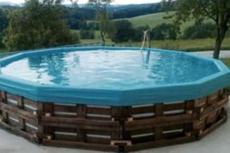 11. Faça a altura da piscina de paletes de acordo com a profundidade que você quer a sua piscina. – Foto: Pinterest