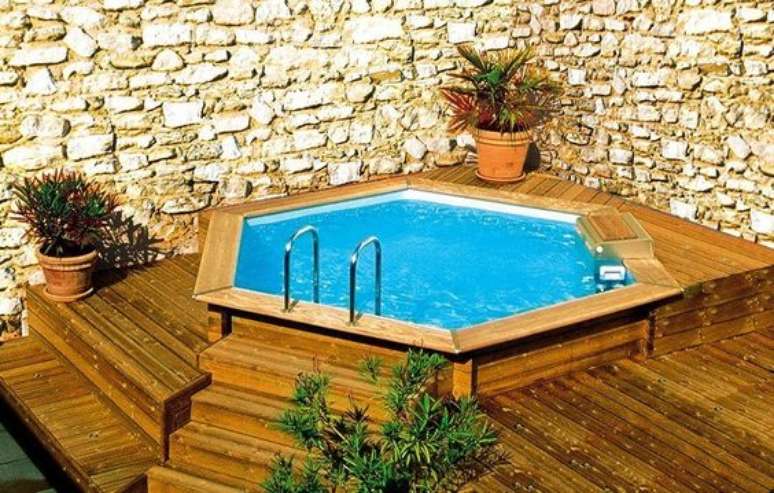 18. Quanto mais voc&ecirc; caprichar para fazer a piscina de paletes, mais bonita fica sua decora&ccedil;&atilde;o. &ndash; Foto: Banheira Spa
