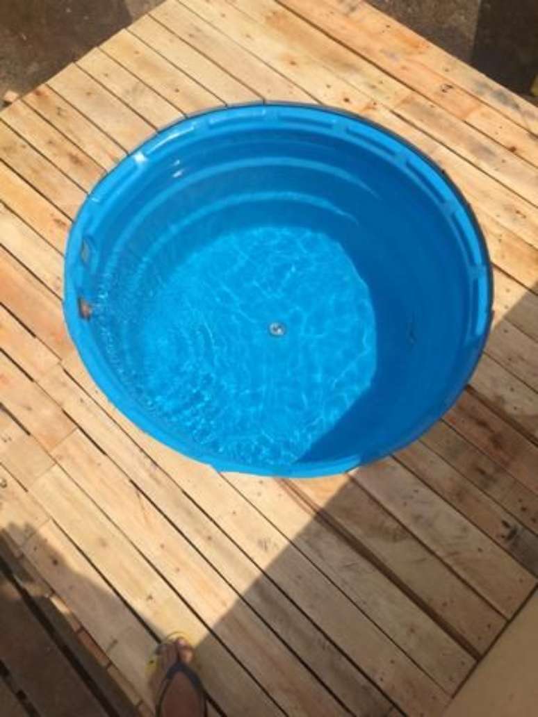 20. Tamb&eacute;m vale a pena pegar uma piscina e construir um deck ao redor para&nbsp;criar um ambiente incr&iacute;vel! &ndash; Foto: Decora com Carlos Costa