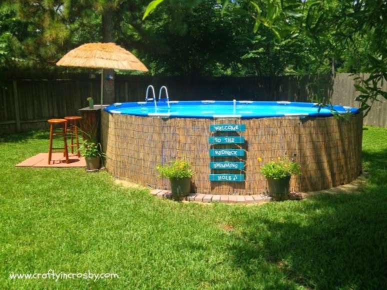 21. Coloque um guarda sol para garantir que a piscina de paletes seja um lugar ambiente para curtir os dias mais quentes. – Foto: Crafty in Crosby