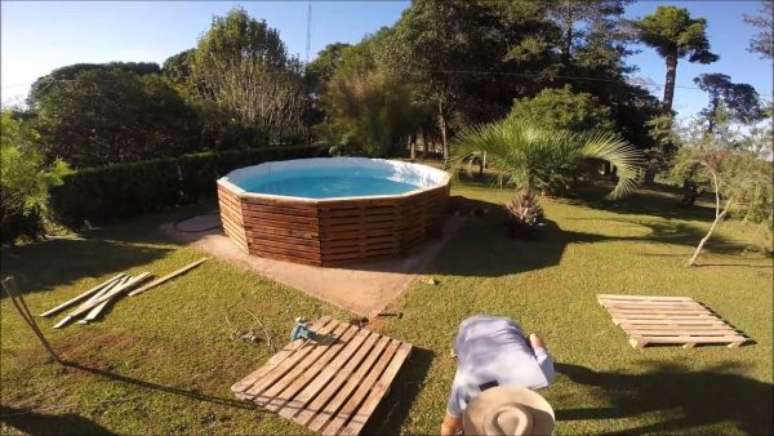 23. Chame algu&eacute;m para te ajudar a construir a piscina de paletes &ndash; Foto: hypeness