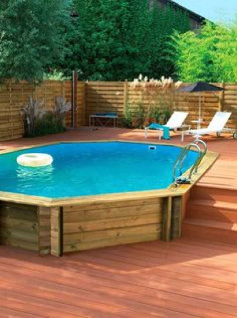 24. Que tal fazer uma piscina de paletes no espa&ccedil;o mais agrad&aacute;vel da casa? &ndash; Foto: Pinterest