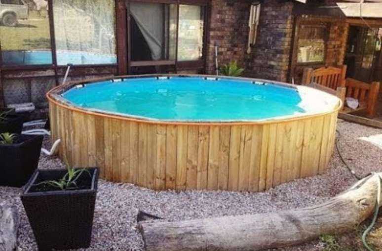 26. A piscina de paletes &eacute; uma &oacute;tima maneira de economizar! &ndash; Foto: Pinterest