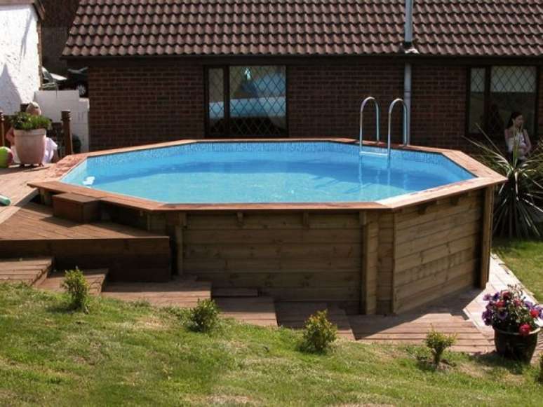 30. Escolha o formato da sua piscina de paletes e compre os paletes de acordo com o que voc&ecirc; quer ter. Calcule cada pequeno detalhe! &ndash; Foto: Habitissimo