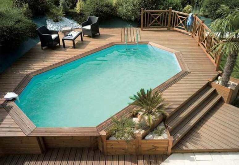 31. A piscina de paletes é a oportunidade perfeita de você montar um ambiente incrível no jardim – Foto: Pinterest