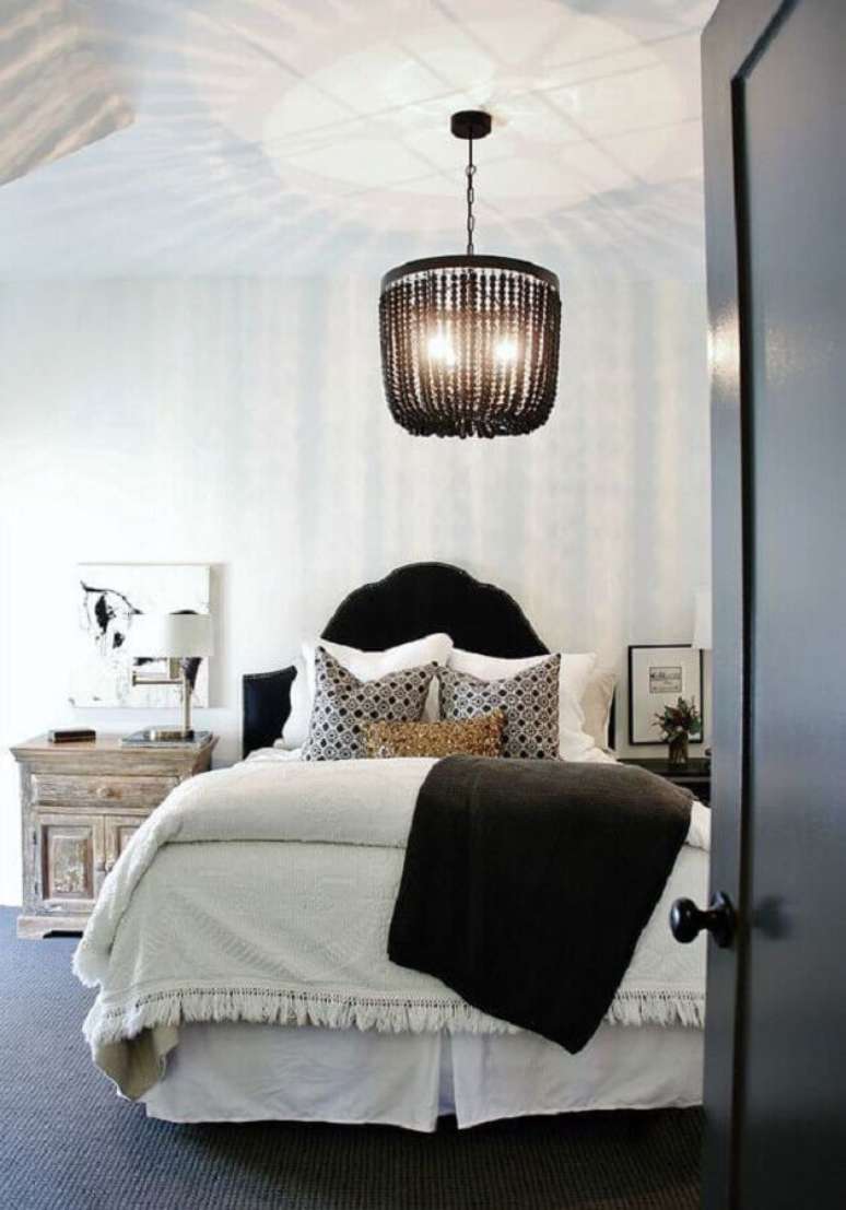 60. Quarto de casal decorado com lustre preto &ndash; Foto: IdeaStand