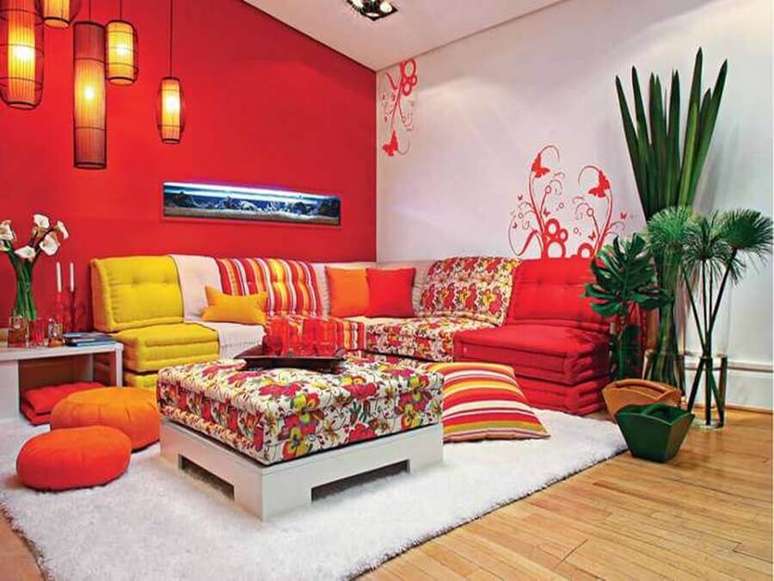 62. Cores para sala de estar decorada com cores fortes – Foto: Live Enhanced