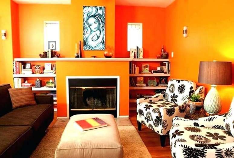 63. Cores para sala de estar decorada com parede laranja – Foto: Kreasi Karya Cipta