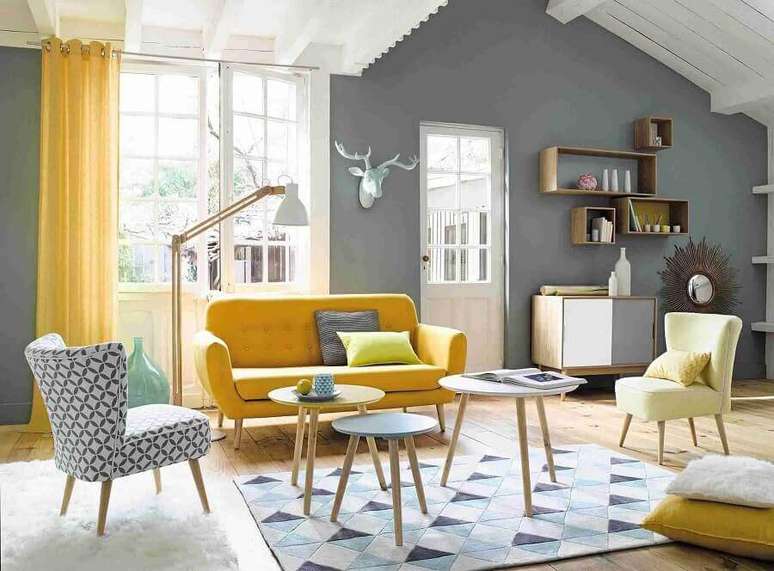 64. Cores para sala de estar decorada em tons de cinza e amarelo – Foto: Élégant Armoire