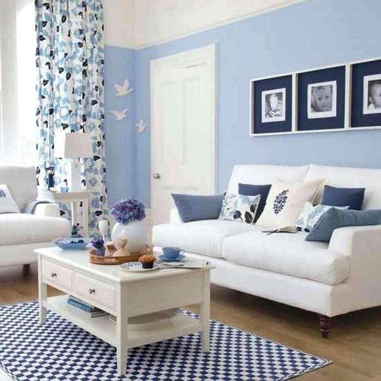 65. Tons de azul são ótimas cores para sala de estar pequena – Foto: Home Design Interior