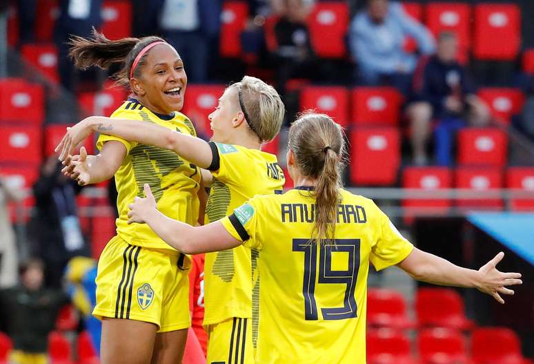 Madelen Janogy comemora após marcar o segundo gol da Suécia sobre o Chile