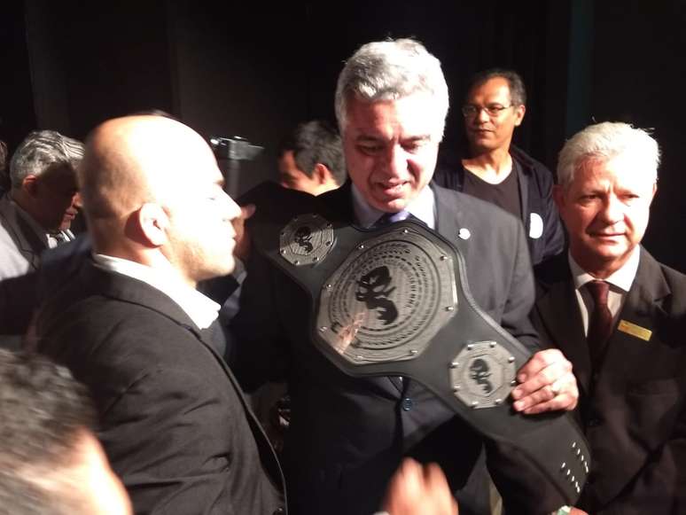 Praticamente de MMA pede que Major Olímpio tire foto com o cinturão