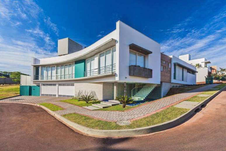 36. Casa bonita de esquina é moderna e marcante. Projeto por Grupo PR Arquitetura