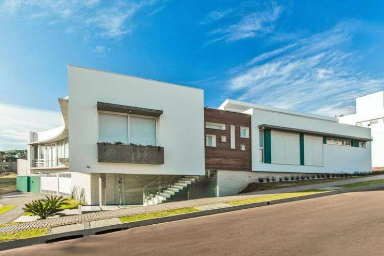 37. Casas com linhas fortes e simétricas são lindas. Projeto por Grupo PR Arquitetura
