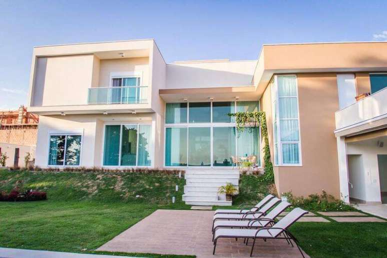 39. Casa bonita com cores claras e janelas grandes. Projeto por Haus Arquitetura