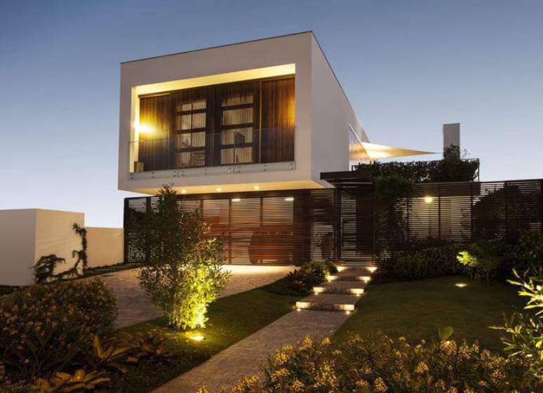 41. Os projetos de iluminação e paisagismo são marcantes em casas bonitas. Projeto por Marchetti Bonetti