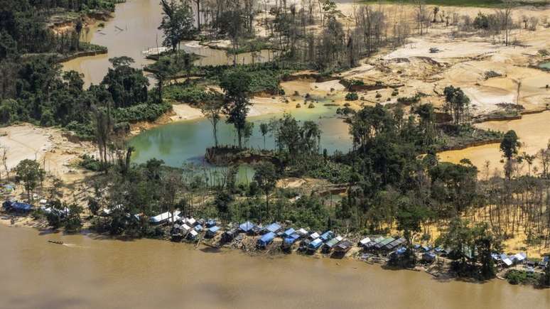 Garimpo na Terra Indígena Yanomami, onde índice de pessoas contaminadas por mercúrio chega a 92% em algumas aldeias