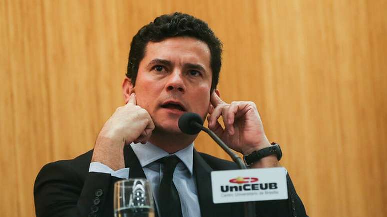 Moro nega 'qualquer anormalidade ou direcionamento' da atua&ccedil;&atilde;o dele como magistrado e suspeita que teve o celular hackeado