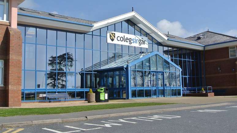 Kelley come&ccedil;ou seus ataques mirando a escola onde estudou, no Pa&iacute;s de Gales.