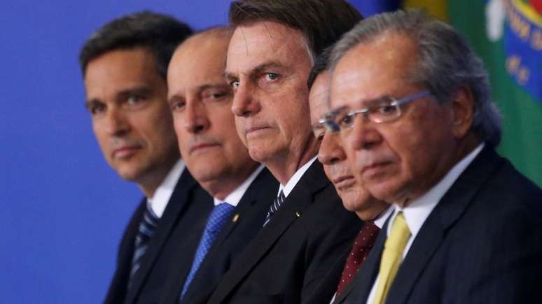 Bolsonaro com equipe de governo; Mozart Neves Ramos chegou a ser convidado ao MEC, mas sofreu oposição de bancada evangélica