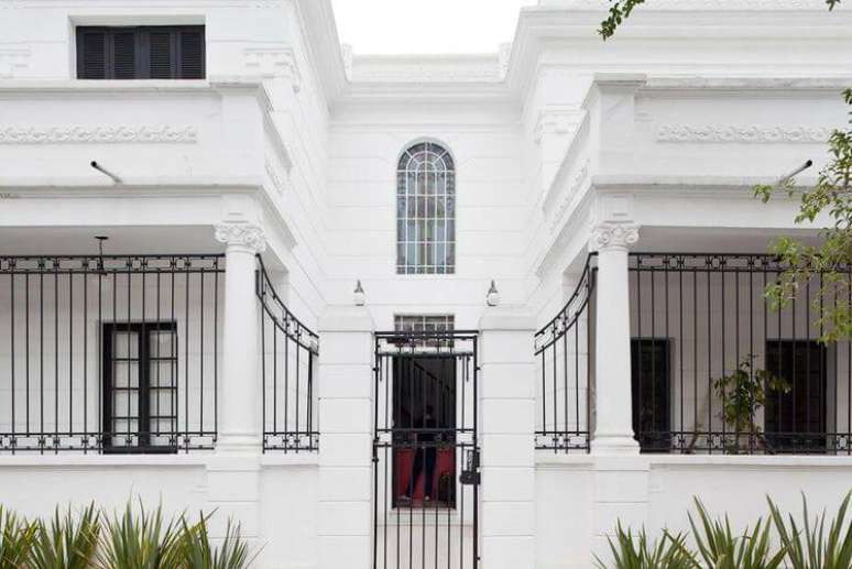 44. Casa toda branca com o estilo arquitetônico clássico