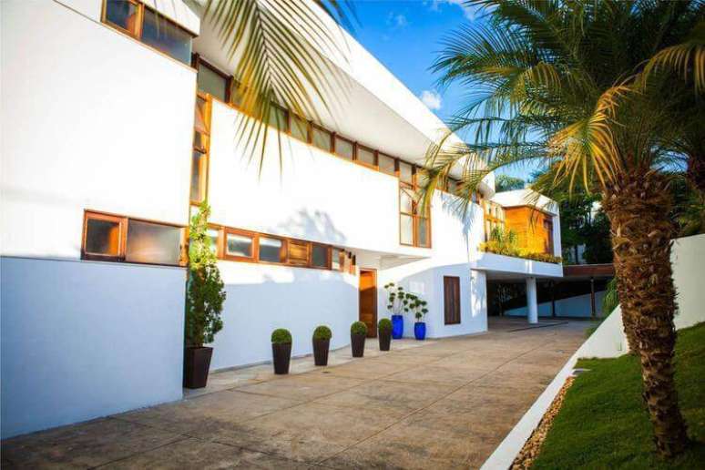 45. Casa branca com detalhes em madeira. Projeto por Mascarenhas Arquitetos