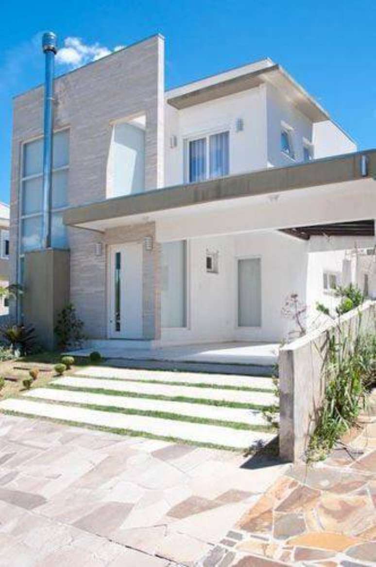 18. Casas bonitas e modernas possuem um design inovador e revestimentos de qualidade. Projeto por Marcos Biazus