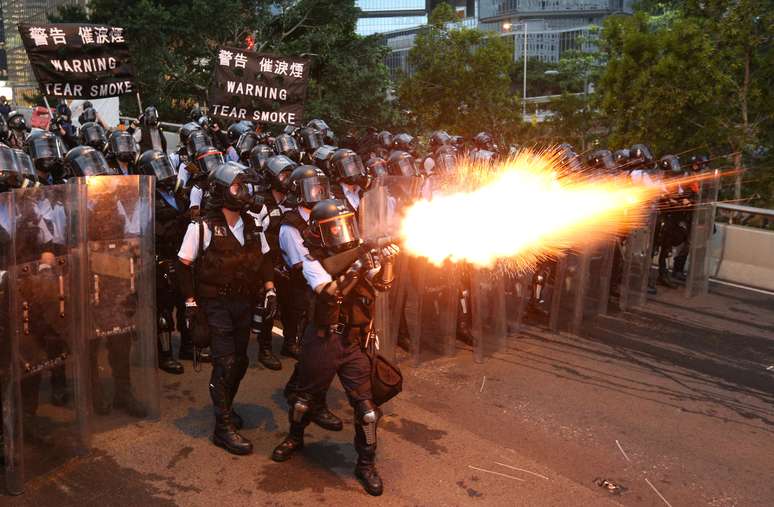 Polícia dispara balas de borracha contra manifestestantes em Hong Kong
12/06/2019
REUTERS/Athit Perawongmetha