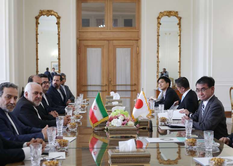 Chanceler iraniano, Mohammad Javad Zarif, recebe chanceler japonês, Taro Kono, em Teerã
12/06/2019
Hamed Malekpour /Agência Tasnim/via REUTERS