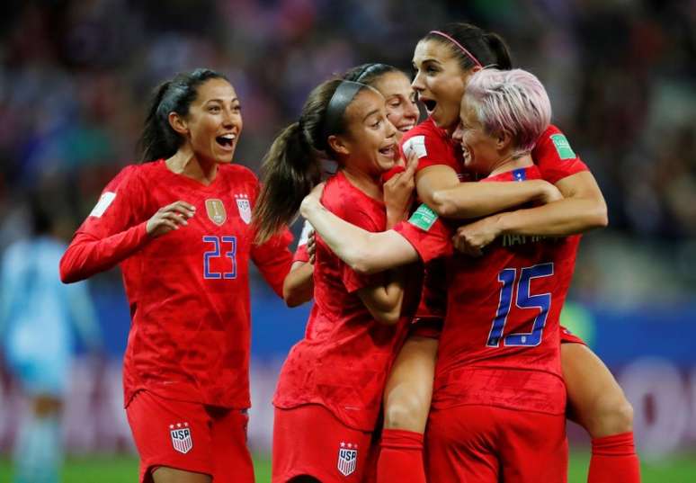Jogadoras da seleção dos Estados Unidos comemoram gol do time durante partida contra a Tailândia na Copa do Mundo Feminina em Reims, na França
11/06/2019
REUTERS/Christian Hartmann