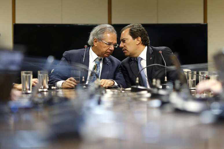 Ministro Paulo Guedes e presidente da Caixa, Pedro Guimarães, durante entrevista em Brasília 12/6/2019 REUTERS/Adriano Machado