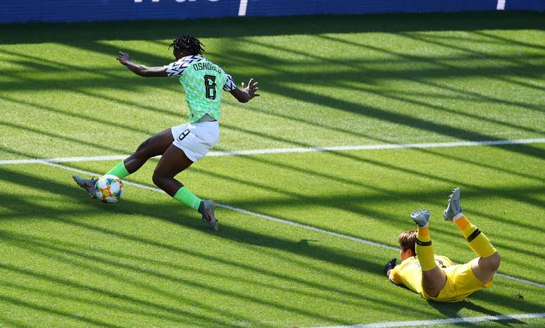 Nigeriana Asisat Oshoala passa pela goleira da Coreia do Sul para marcar durante partida da Copa do Mundo de futebol feminino
12/06/2019 REUTERS/Denis Balibouse