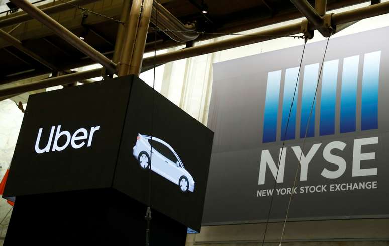 Banner do Uber no pregão da Bolsa de Valores de Nova York. 10/5/2019. REUTERS/Andrew Kelly