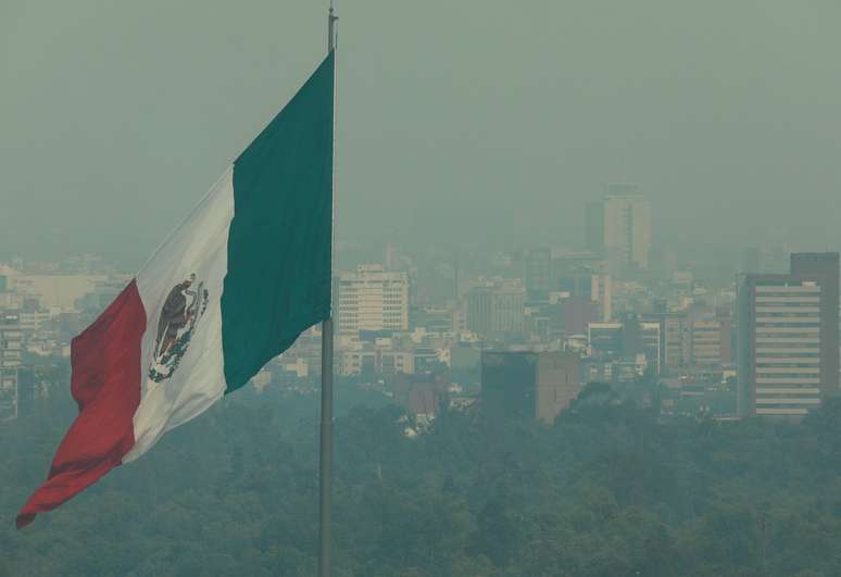 Bandeira mexicana na Cidade do México
14/05/2019 REUTERS/Henry Romero 