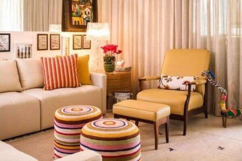 21. Poltronas decorativas encantam o espa&ccedil;o da sala de estar. Projeto de Silvana Hilbert