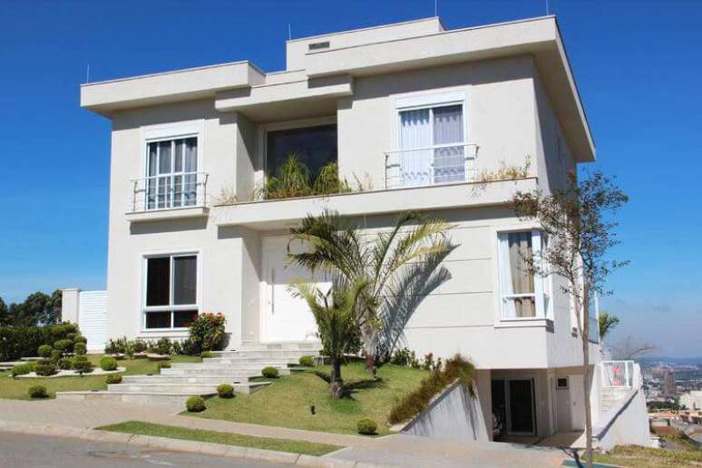 12. Casa bonita com telhado platibanda e fachada de linhas retas. Projeto por Leonice Alves