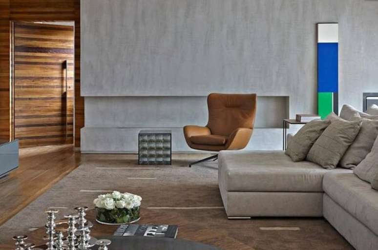 9. Poltronas decorativas complementam a decora&ccedil;&atilde;o de ambientes amplos. Projeto de David Guerra