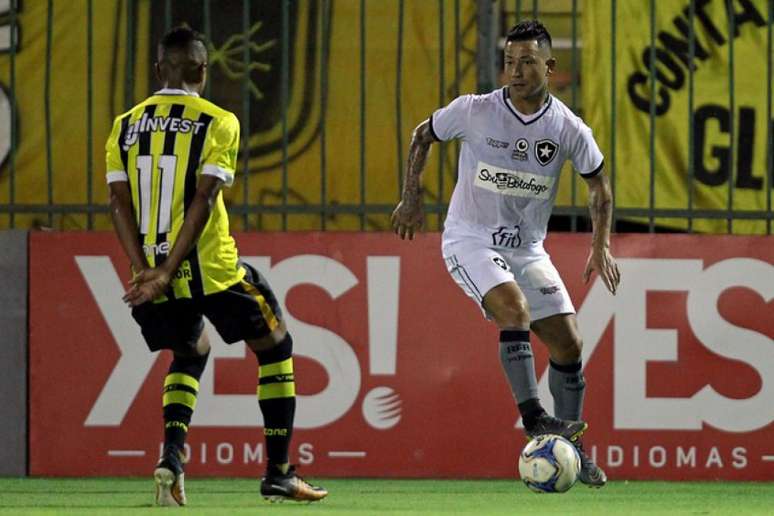 Mesmo treinando normalmente, chileno não joga contra o Grêmio (Foto: Vitor Silva/SS Press/Botafogo)