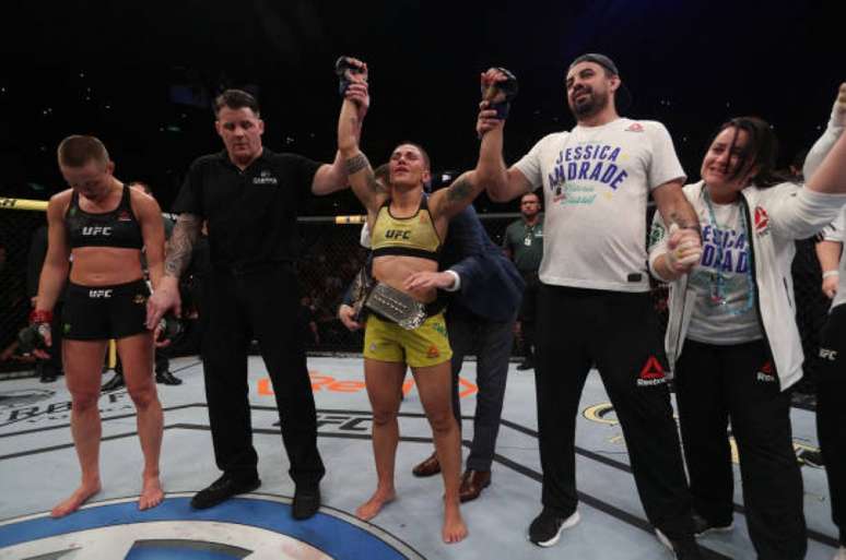 Bate-Estaca levou o cinturão após vencer Namajunas em evento no Rio de Janeiro (Foto: Getty Images/UFC)