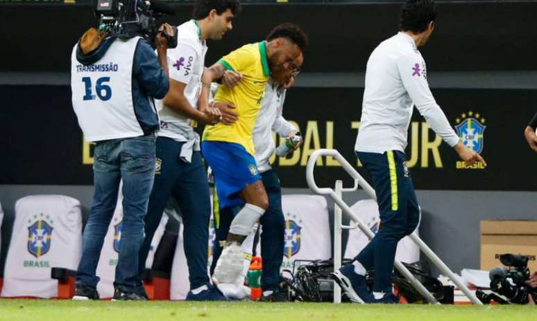 Neymar torceu o tornozelo durante amistoso contra o Catar e foi cortado da Seleção (Foto:Reprodução)