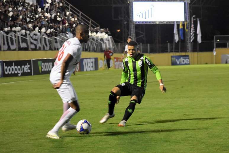 O Bragantino se manteve líder na Série B, enquanto o Coelho permanence na zona do rebaixamento- (Divulgação/América-MG)