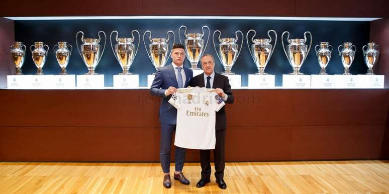 Jovic foi apresentado nesta quinta-feira pelo clube espanhol (Divulgação/Real Madrid)