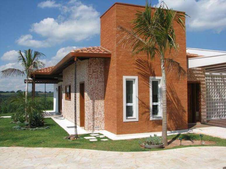 16. Casa bonita com acabamento de tijolinhos vermelhos. Projeto por Juliana Mancini