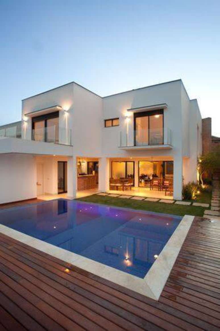 19. Casa bonita com piscina, iluminação impecável e design clean. Projeto por Guardini Stancati Arquitetura + Designer