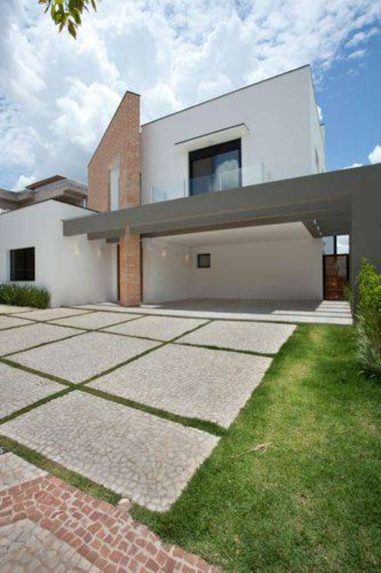 20. Garagem de casa moderna com pergolado de concreto. Projeto por Guardini Stancati Arquitetura + Designer