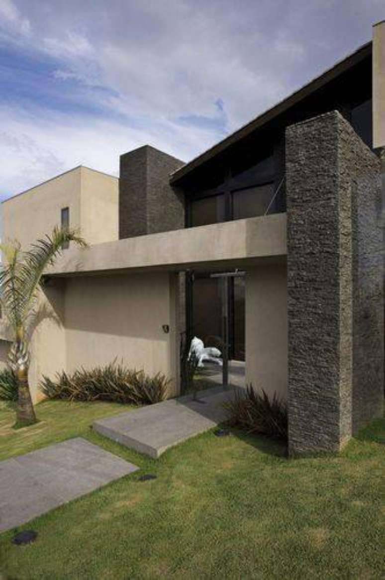 21. Casas bonitas podem possuir fachadas mais escuras. Projeto por Gislene Lopes