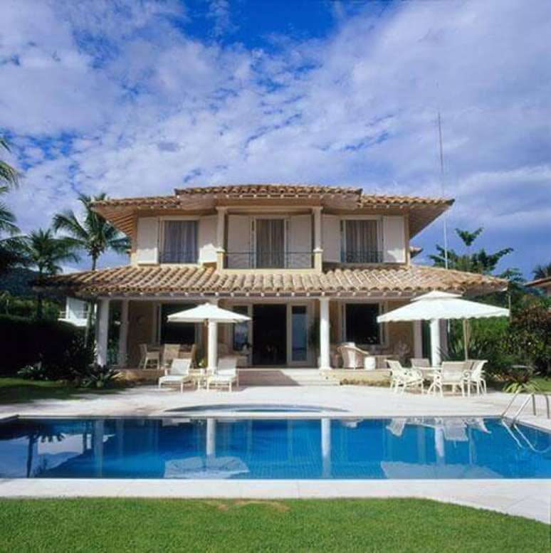 24. Casas bonitas podem ter uma arquitetura mais tradicional, sem perder a classe. Projeto por Oscar Mikail